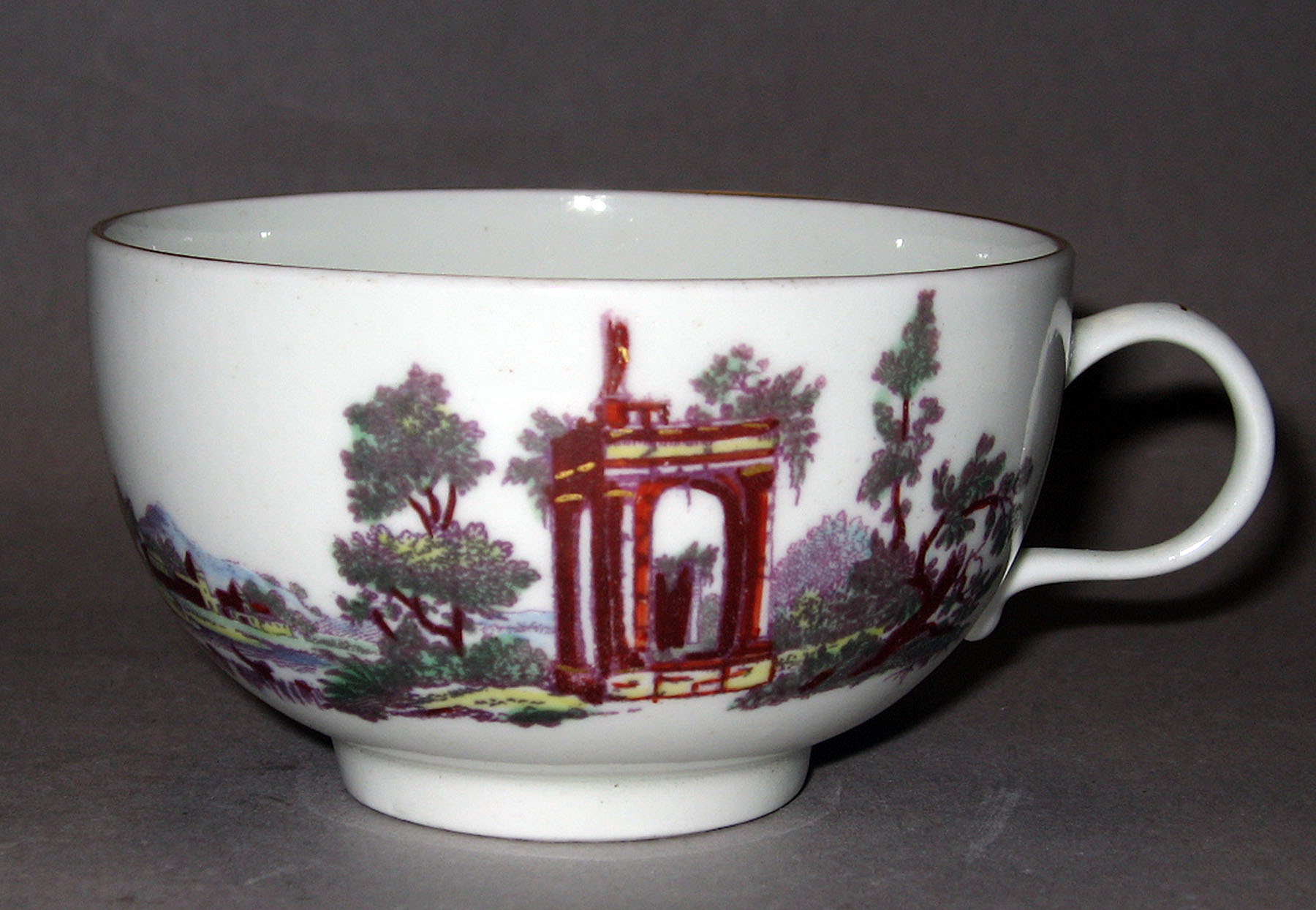 1982.0139 B Soft-paste porcelain teacup (side 1)