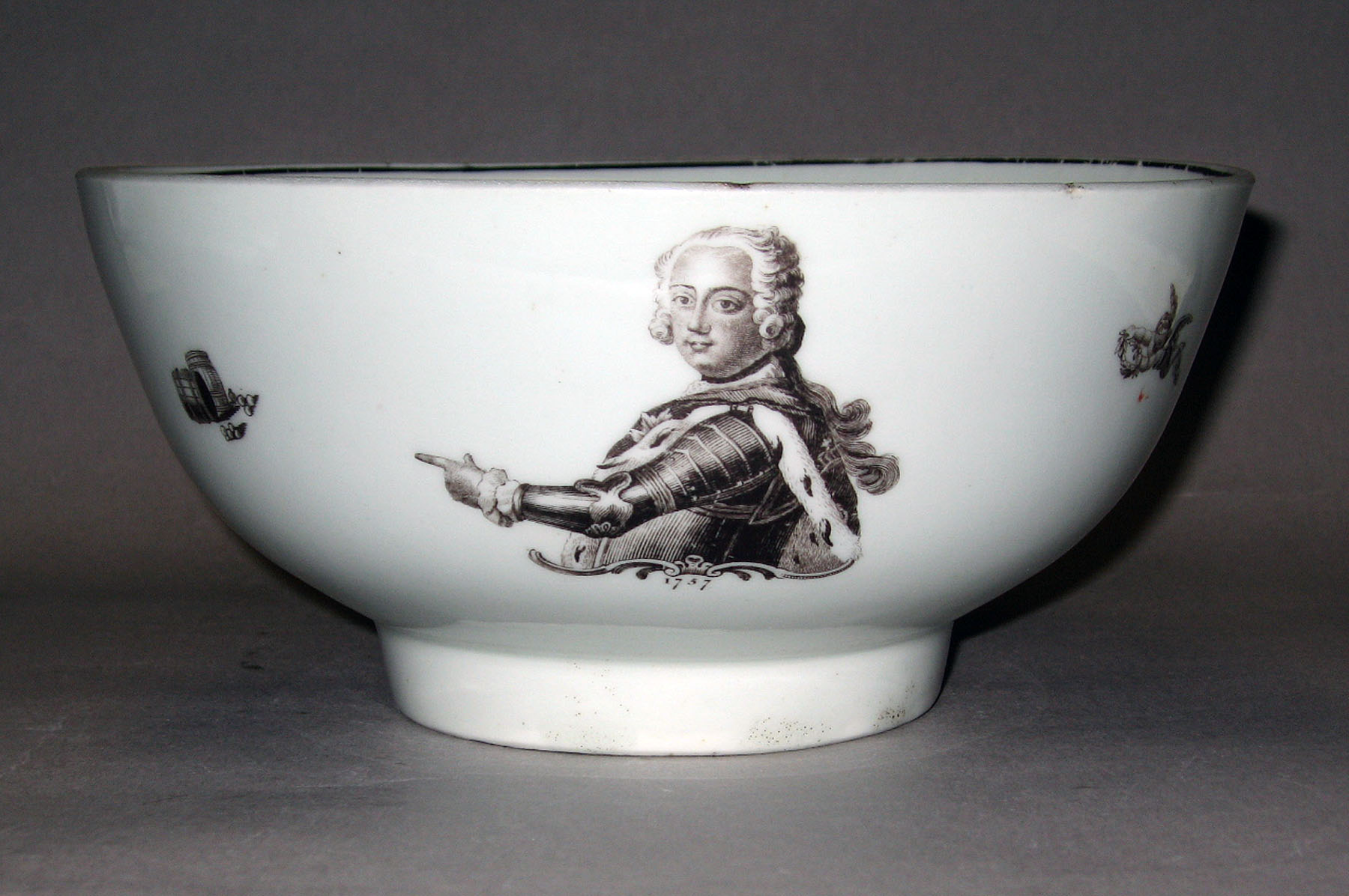 1958.0701 Worcester soft-paste porcelain bowl (side 1)