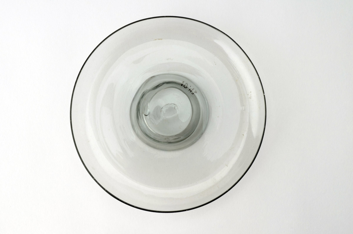 2010.0043 Dish. Salver or stand
