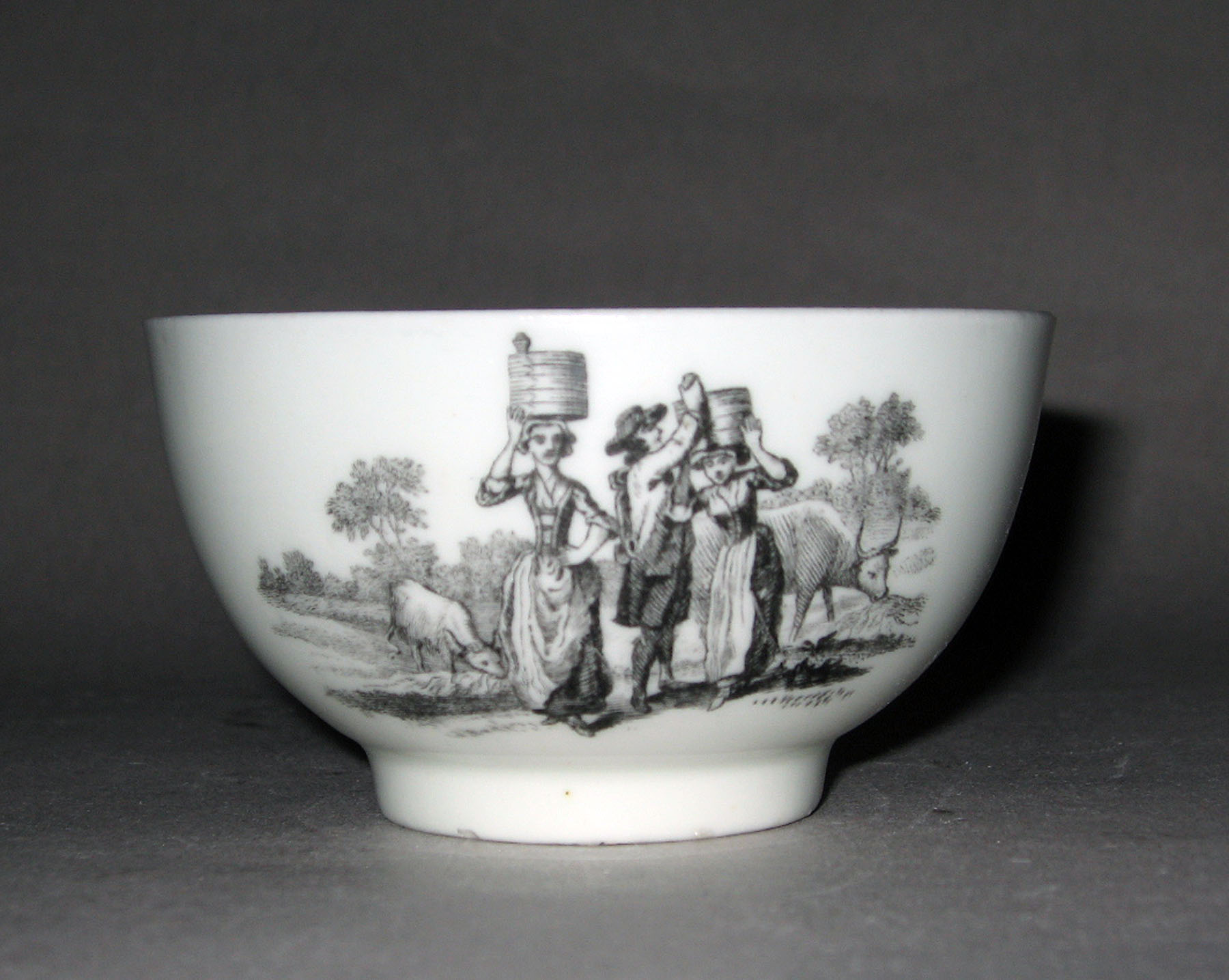1958.0704 Soft-paste porcelain teabowl (side 1)