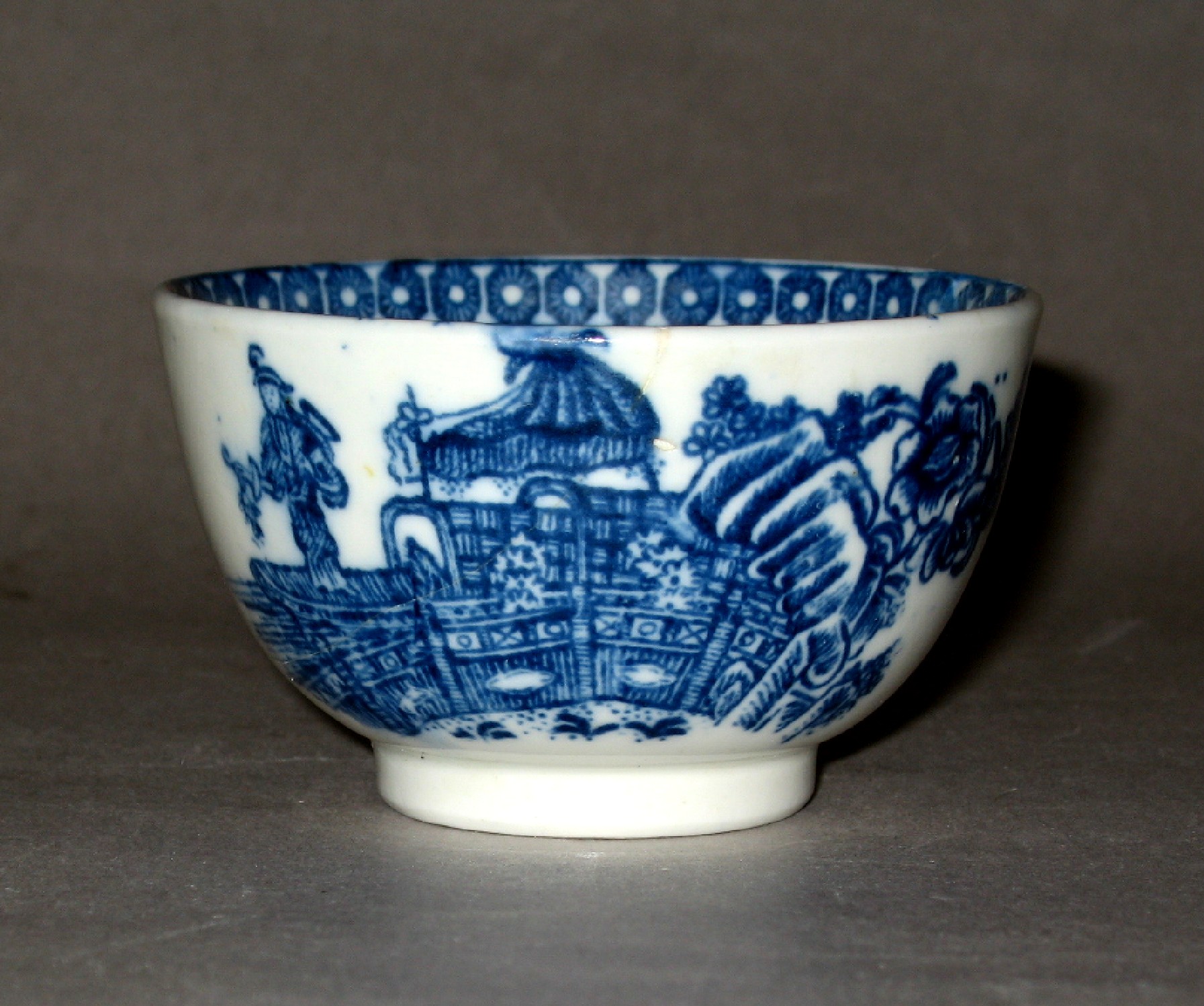 1979.0041 Caughley blue and white porcelain teabowl (side 1)