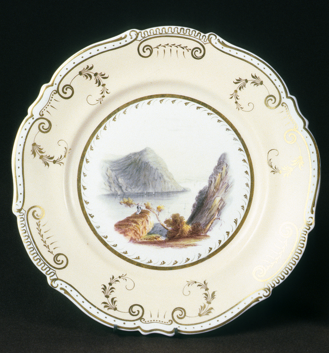 1972.0044.004 Soft-paste porcelain plate