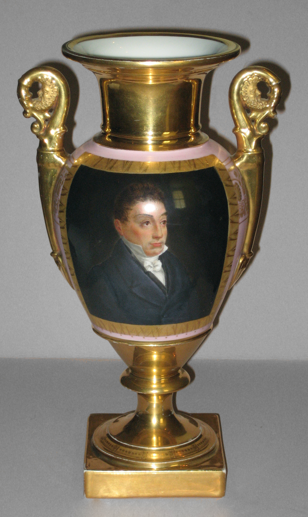 1957.1430.002 Porcelain Lafayette vase