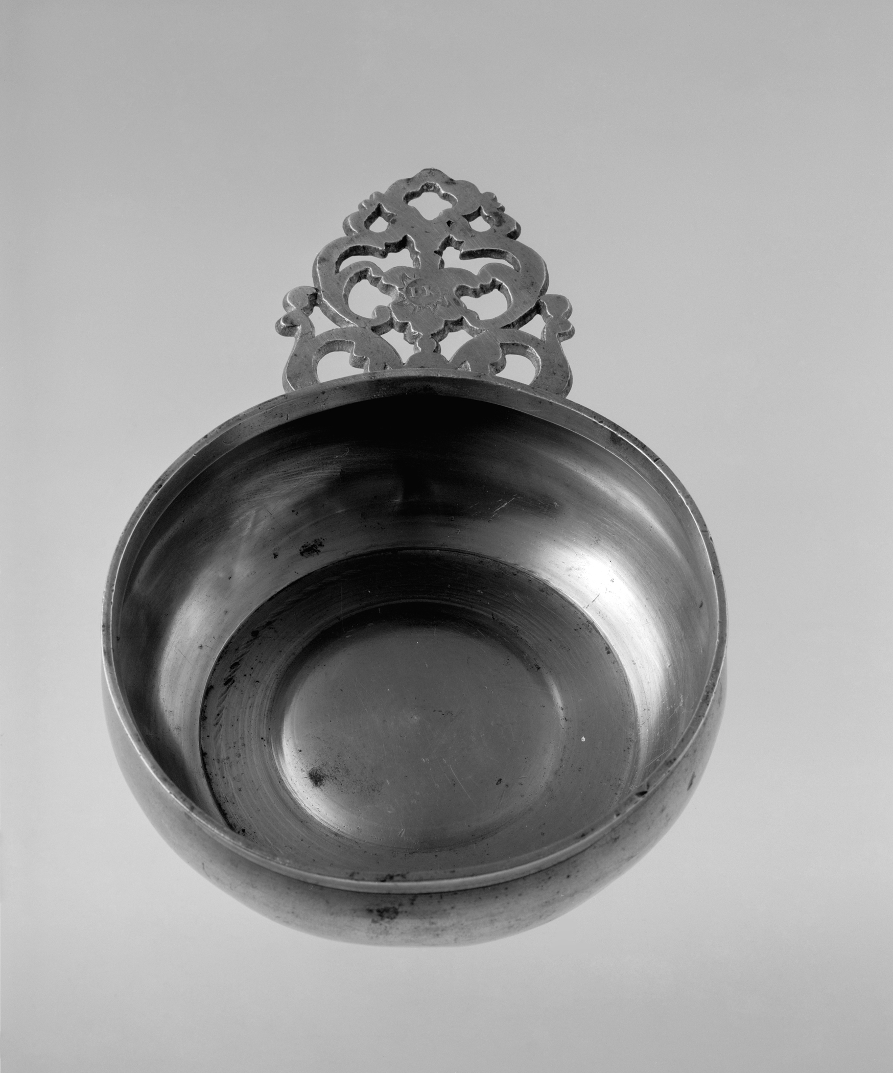 1958.0142 Pewter porringer