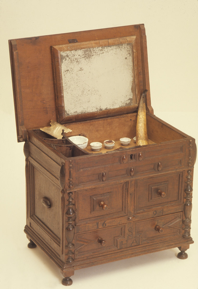 1952.0144 Chest of drawers, view 3