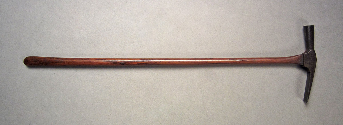 1957.0084.040, Hammer, side 1