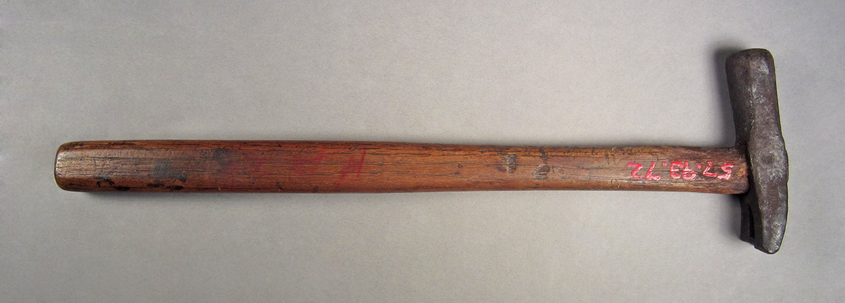 1957.0093.072, Hammer, side 1