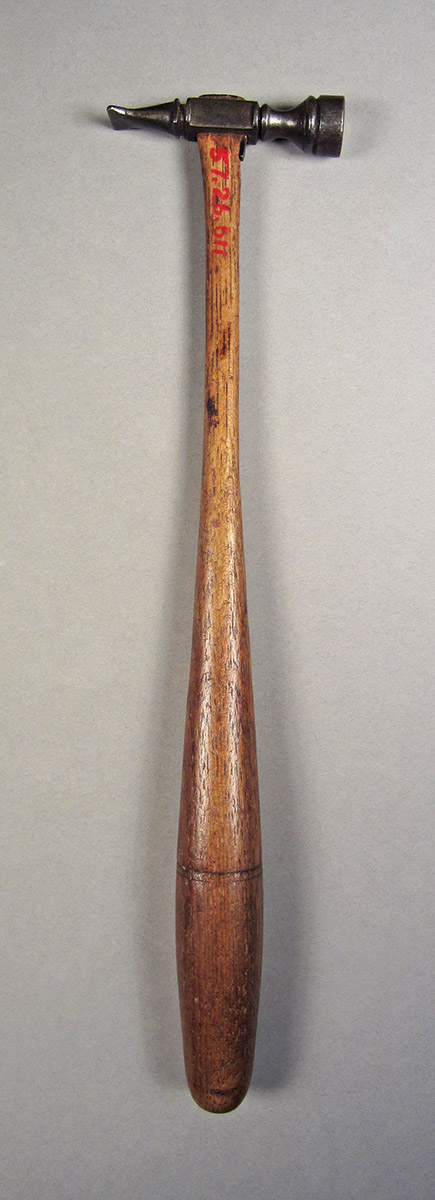 1957.0026.611, Hammer, side 1