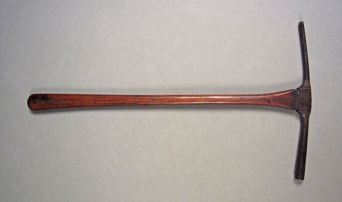 1957.0084.037, Hammer, side 1