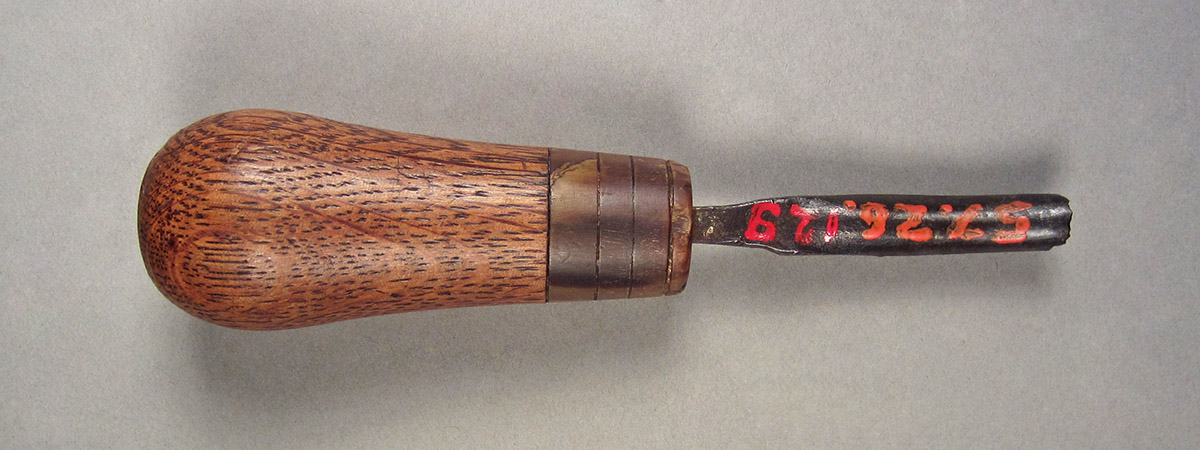 1957.0026.129, Carving gouge, side 1