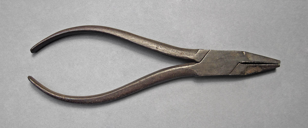 1957.0071.007, Pliers, side 1