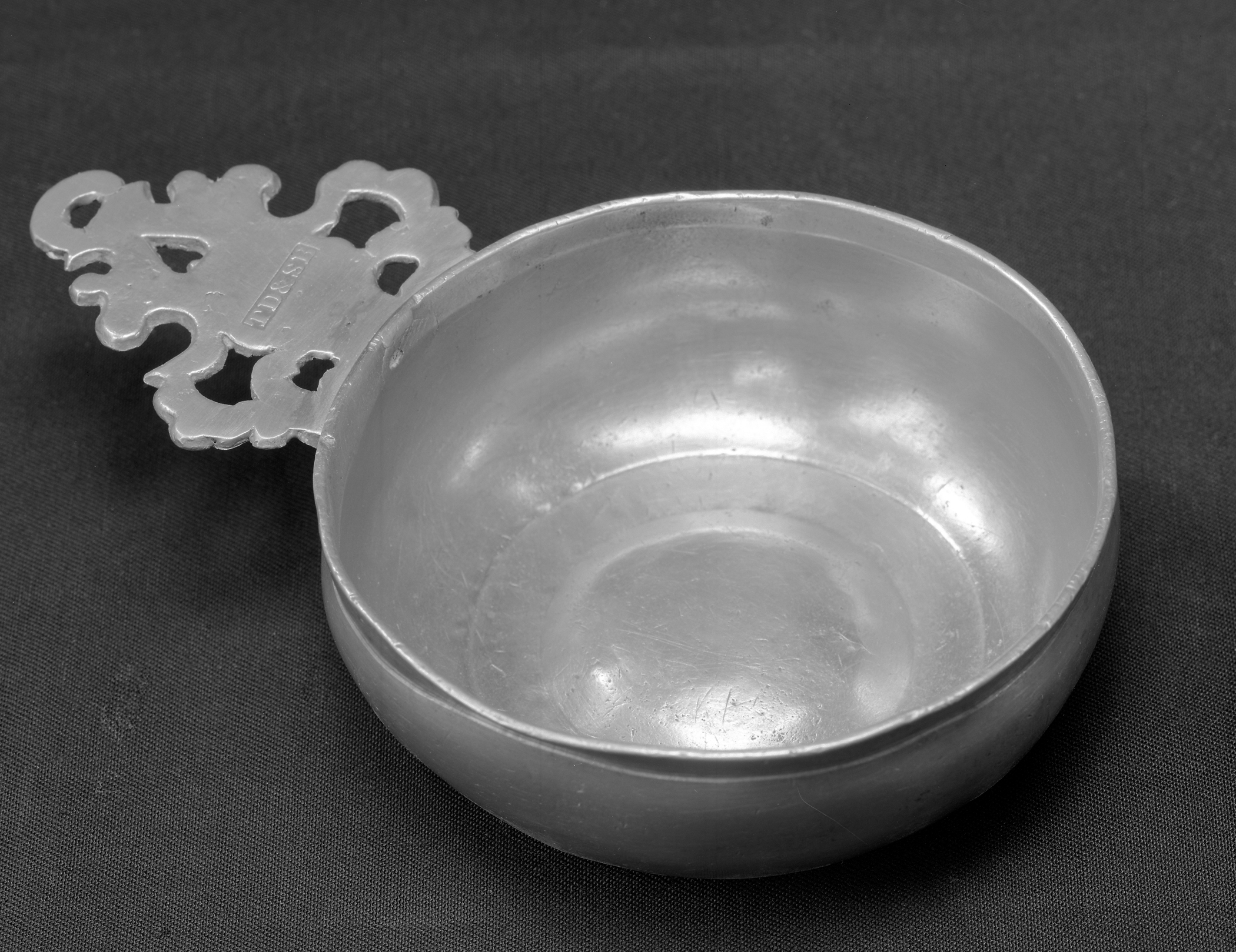 1965.1532 Pewter porringer