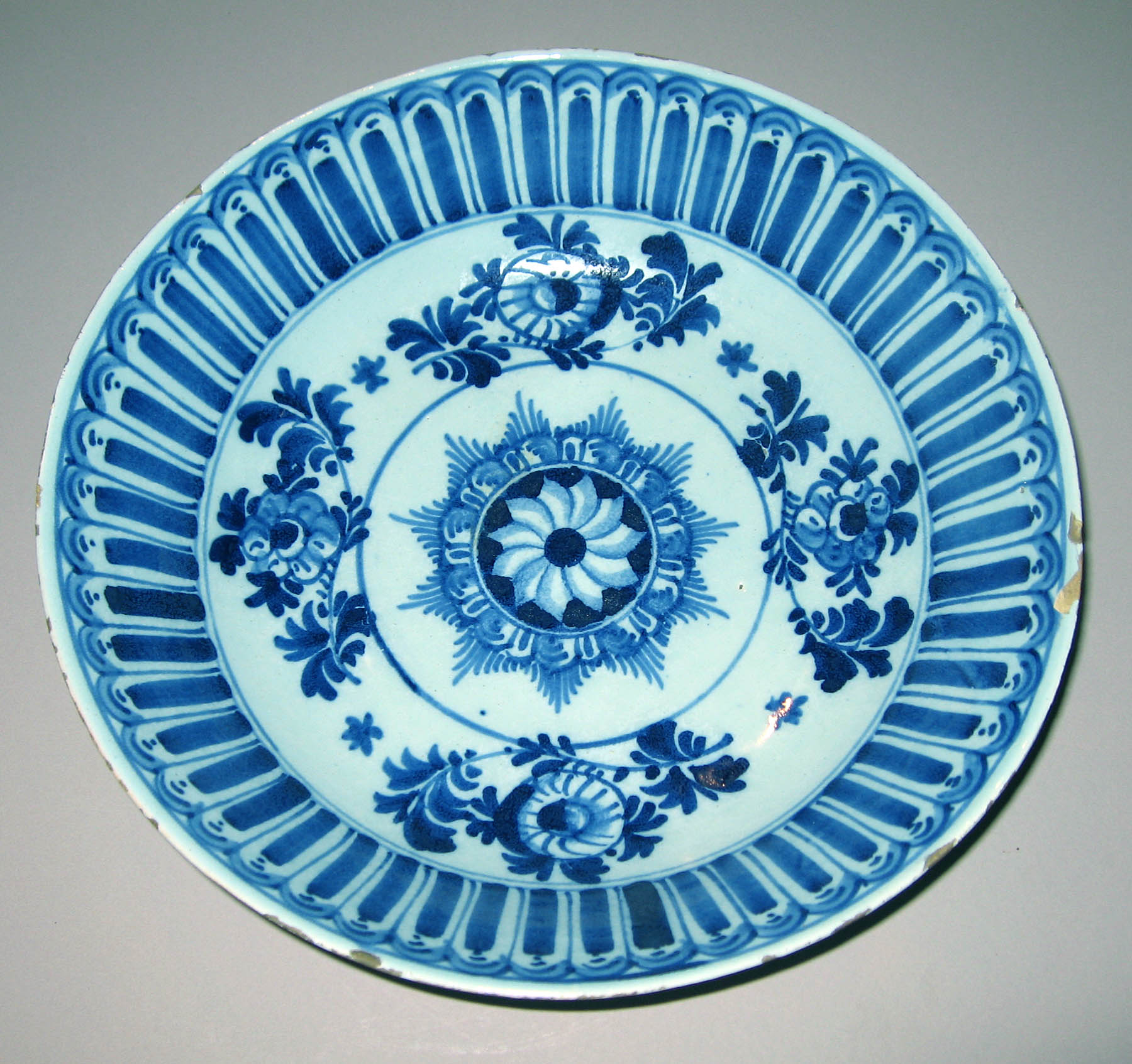 1956.0038.077 Delftware dish