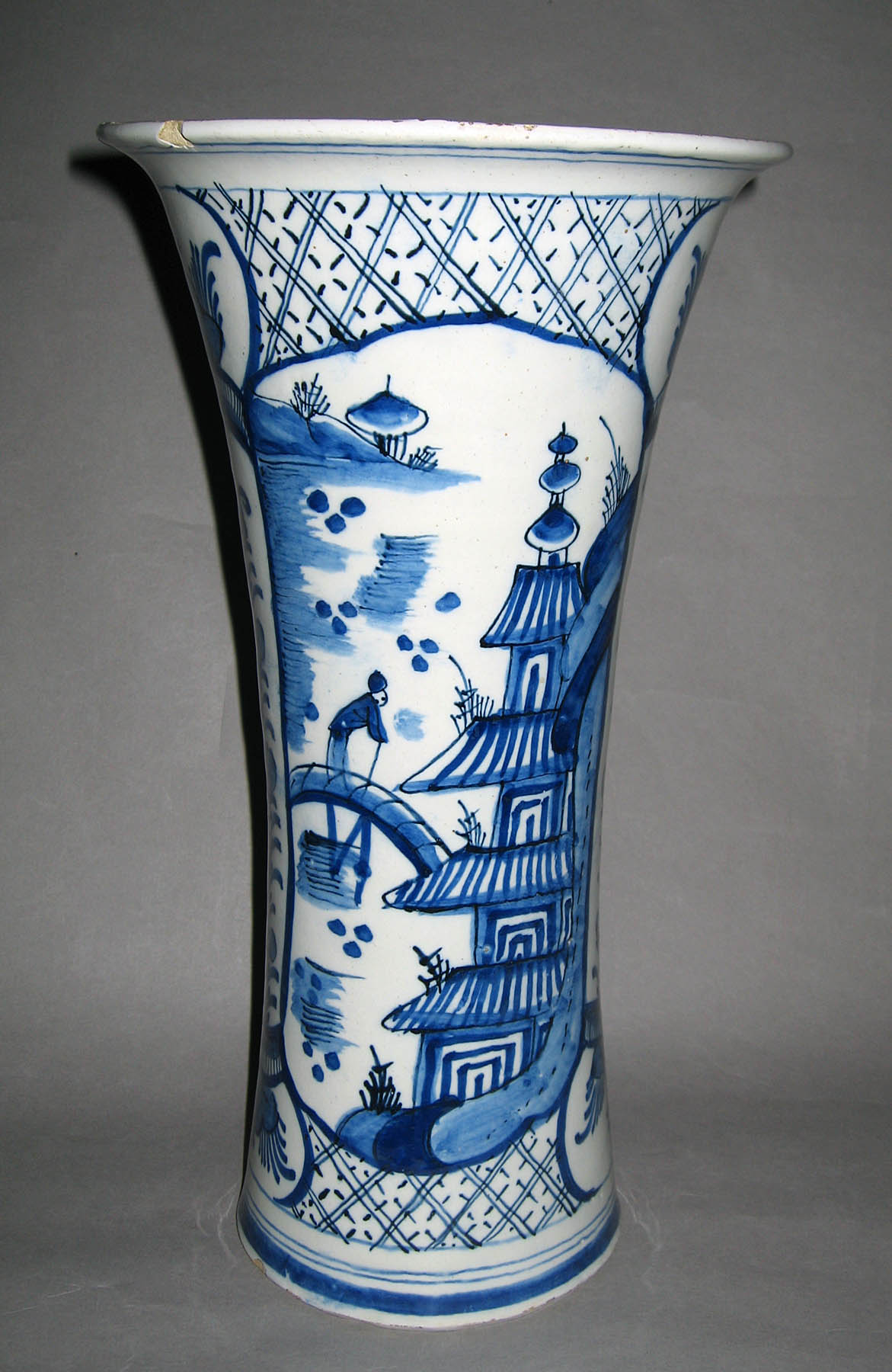 1958.1061 Delft garniture vase