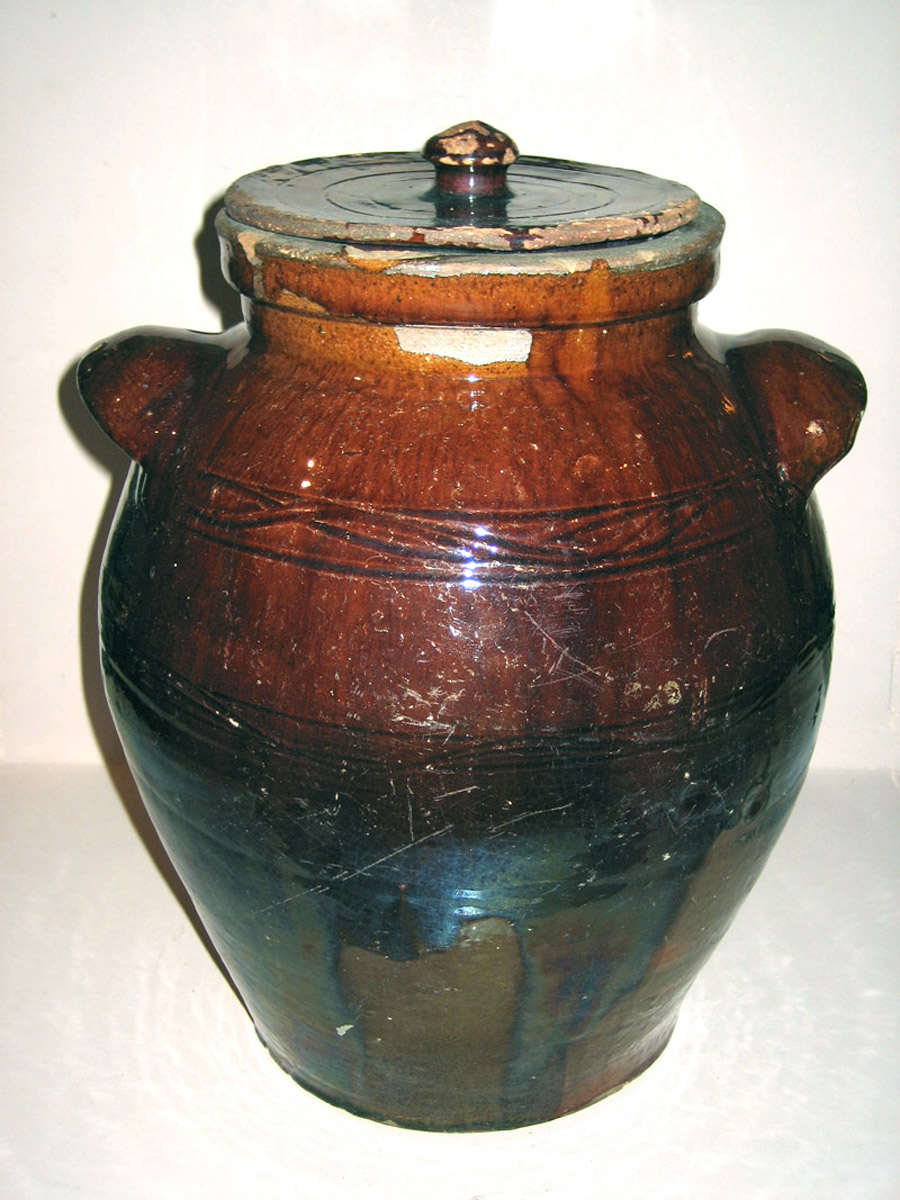 1960.0676 Jar and cover