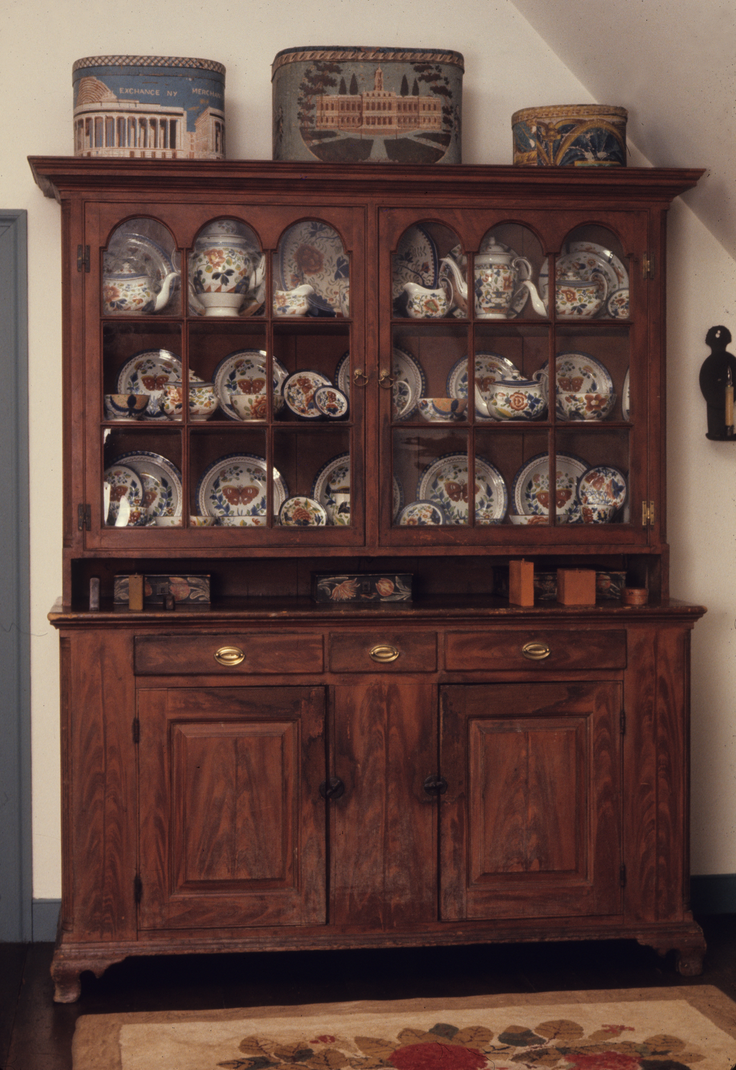 1964.1898 kitchen dresser, view 1
