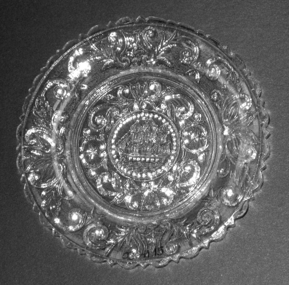 2003.0041.015 Glass cup plate