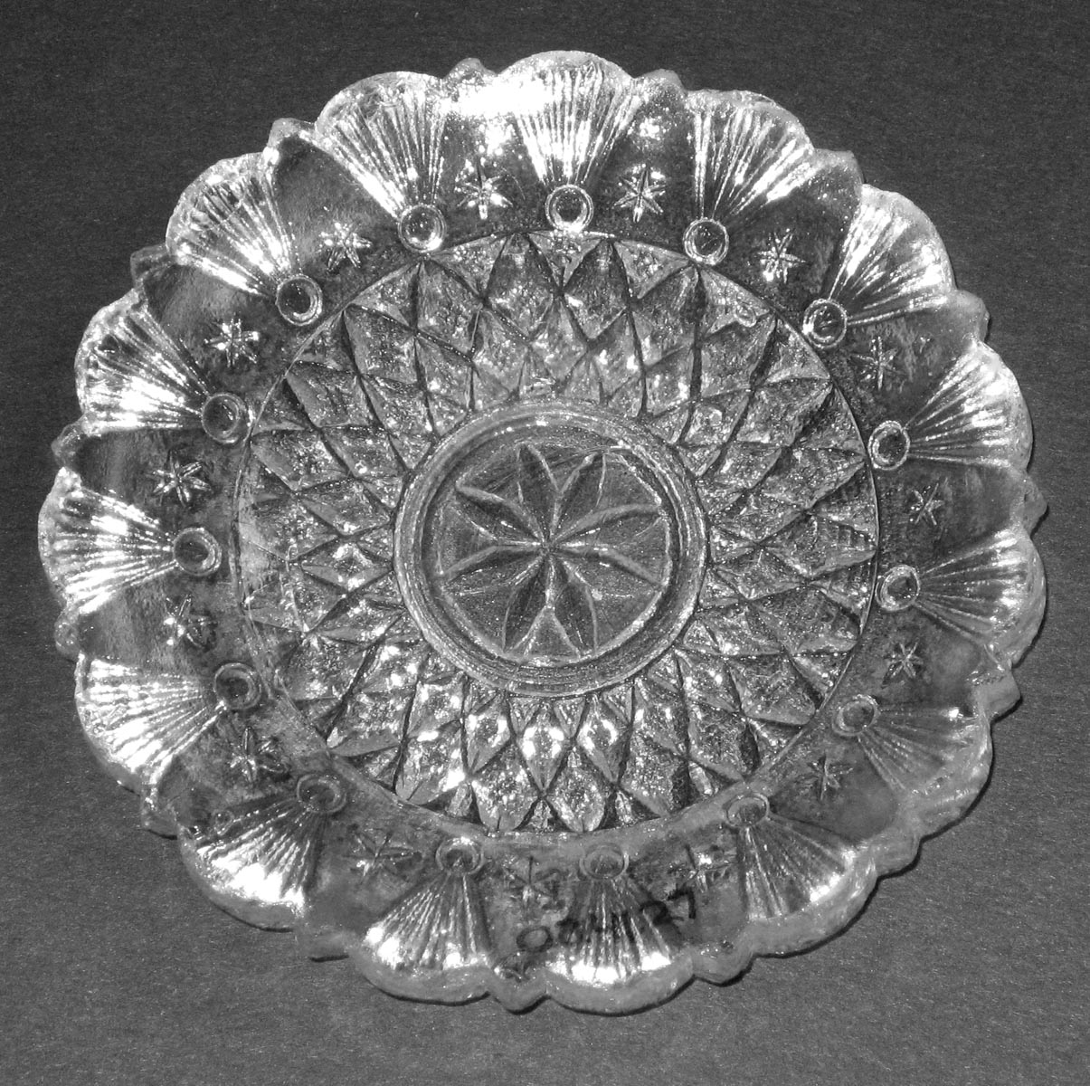 2003.0041.027 Glass cup plate