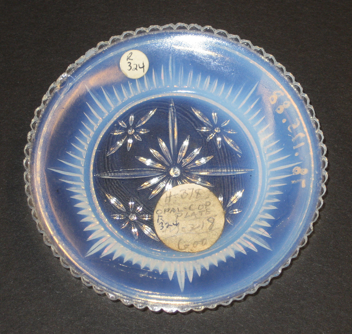 1978.0125.088 Glass cup plate