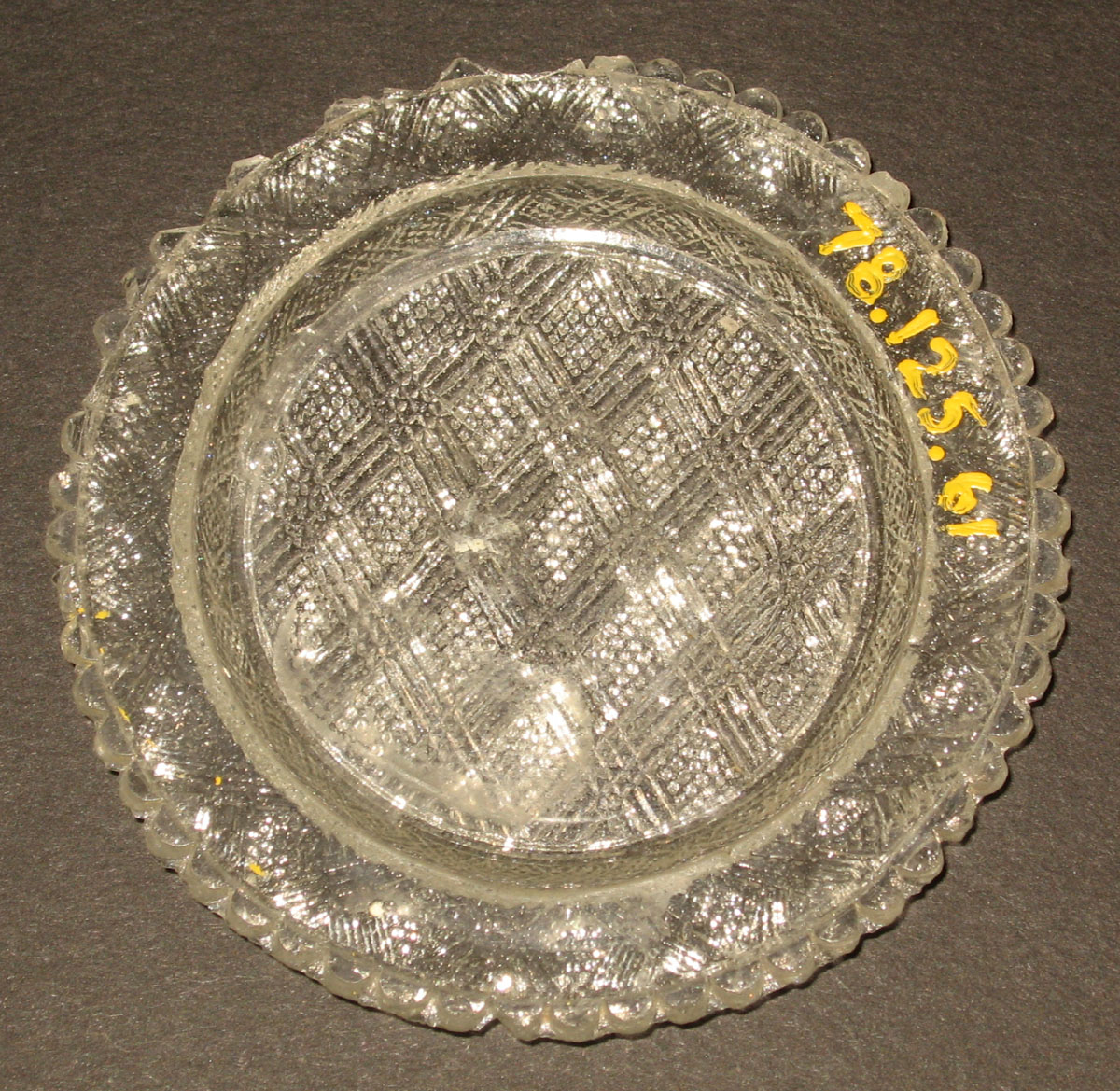 1978.0125.061 Glass cup plate