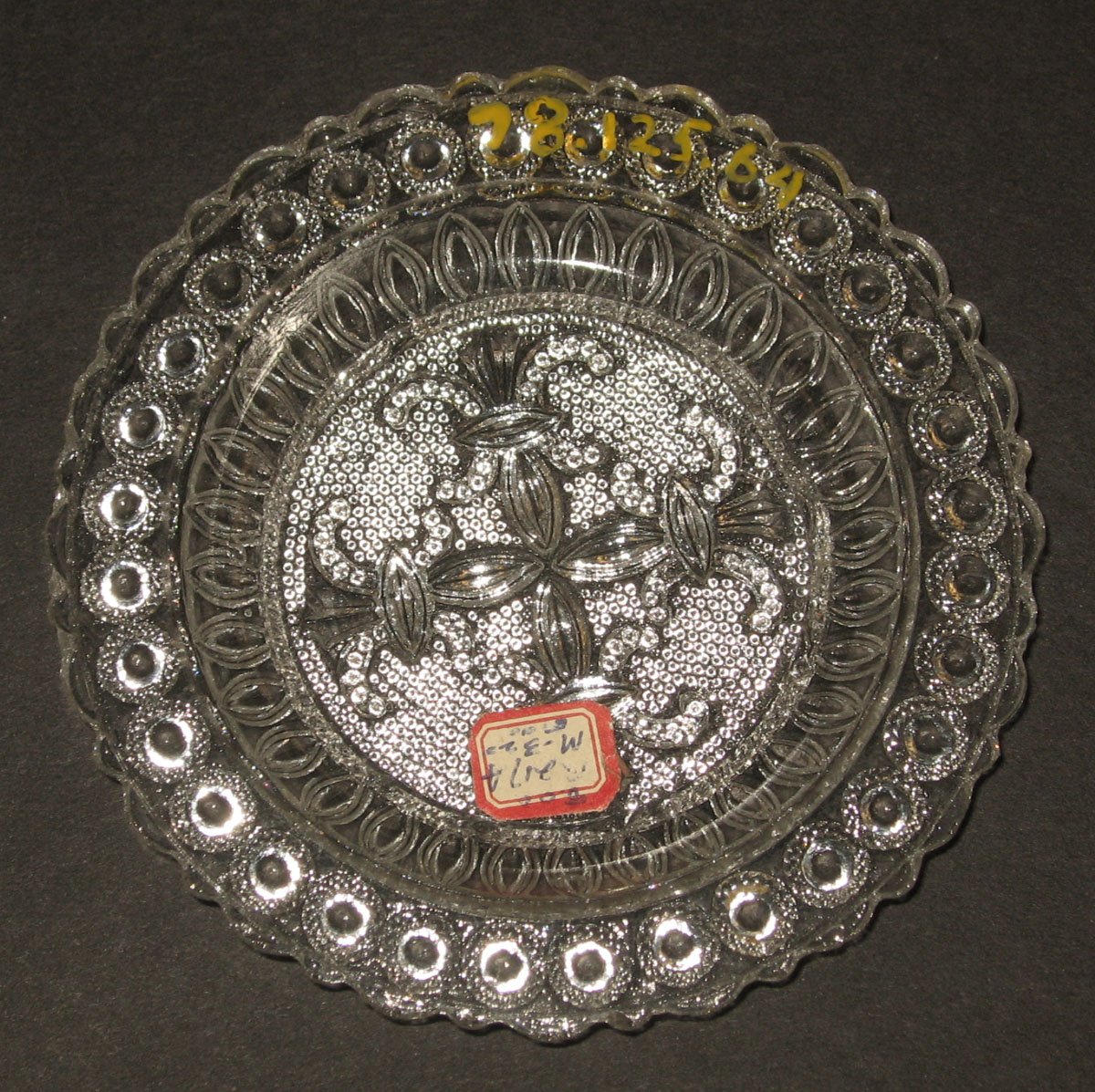 1978.0125.064 Glass cup plate