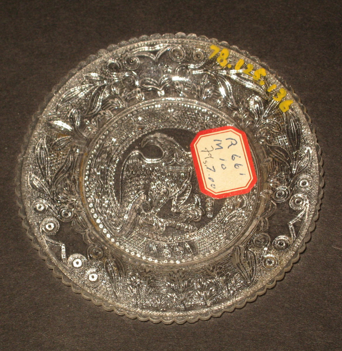 1978.0125.136 Glass cup plate
