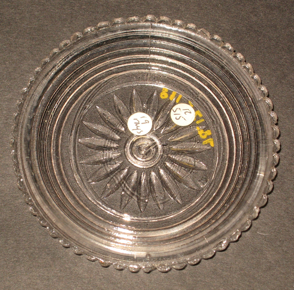 1978.0125.118 Glass cup plate