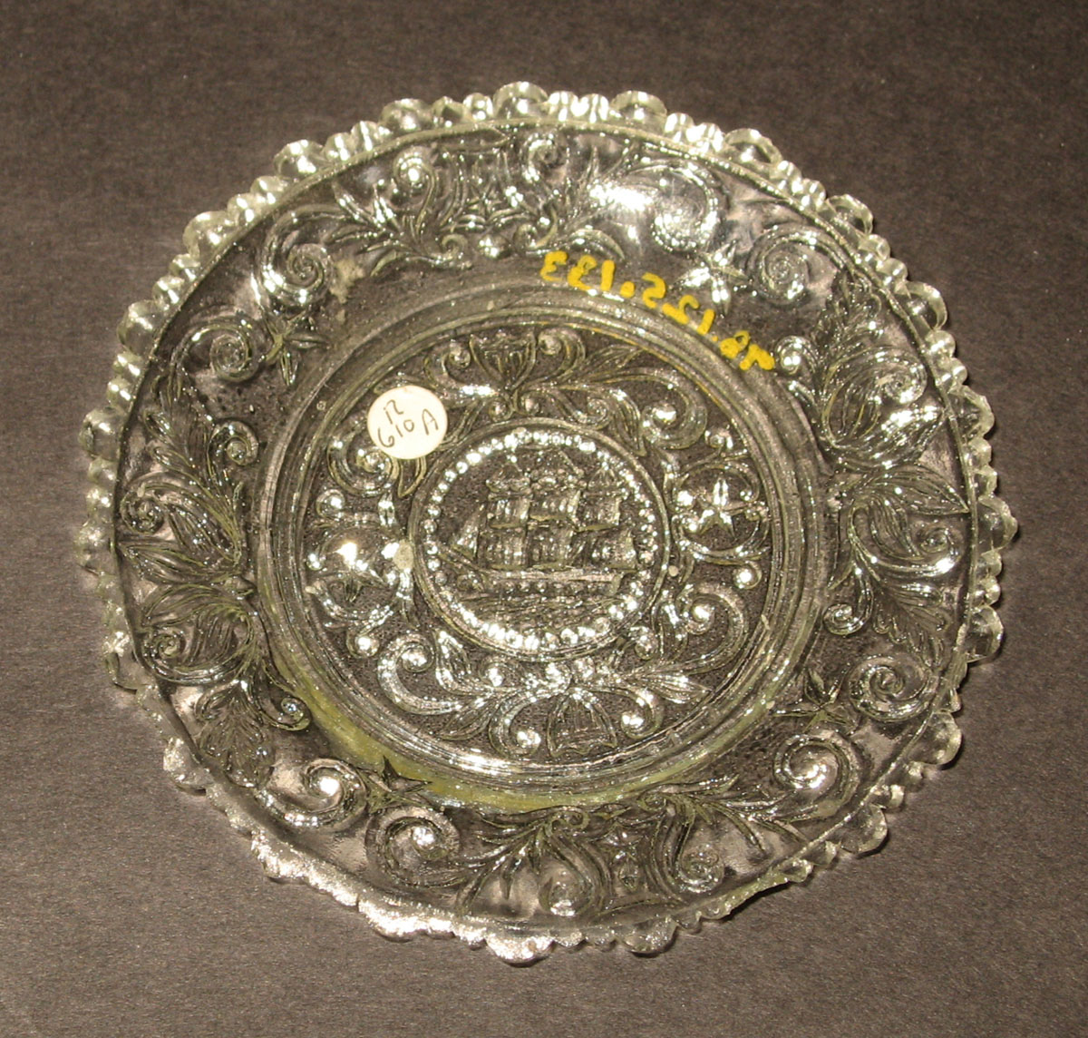 1978.0125.133 Glass cup plate