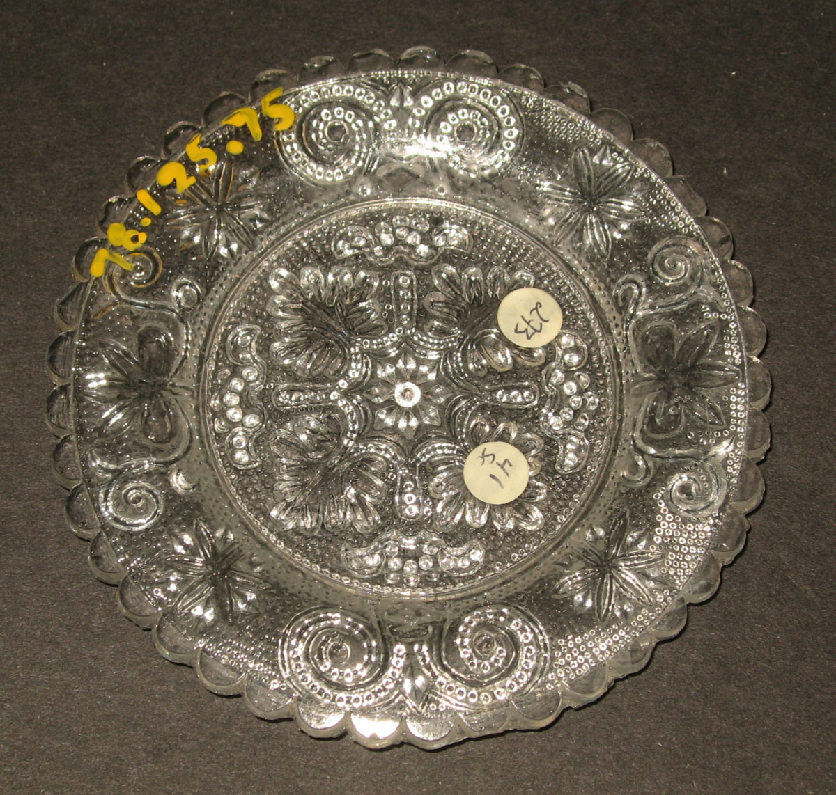 1978.0125.075 Glass cup plate