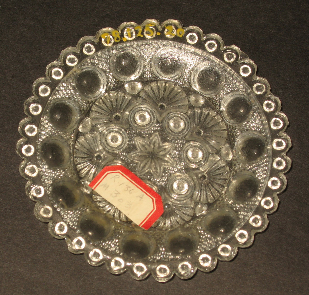 1978.0125.020 Glass cup plate