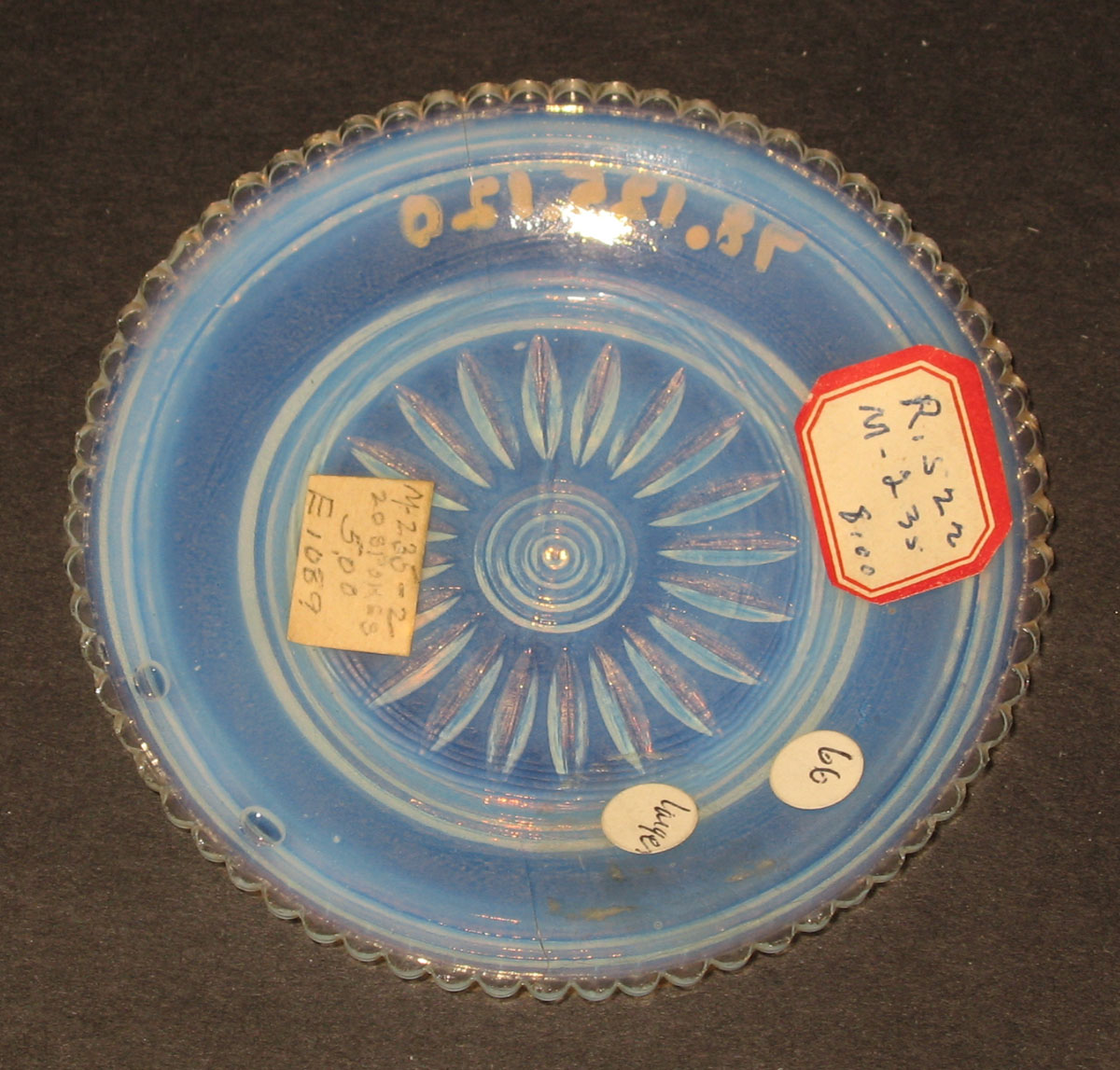 1978.0125.120 Glass cup plate