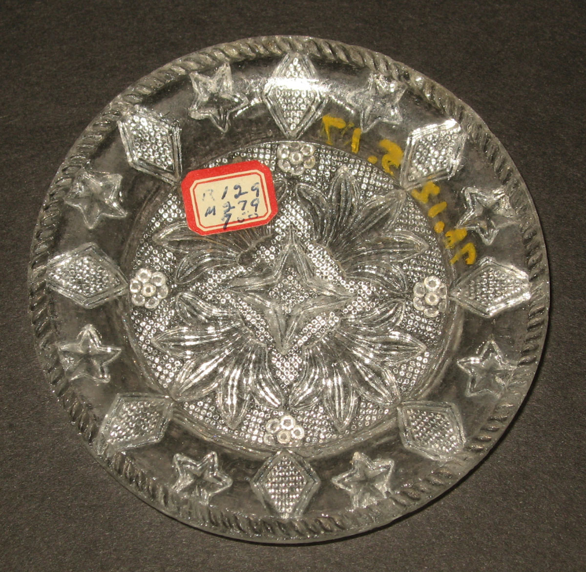 1978.0125.017 Glass cup plate