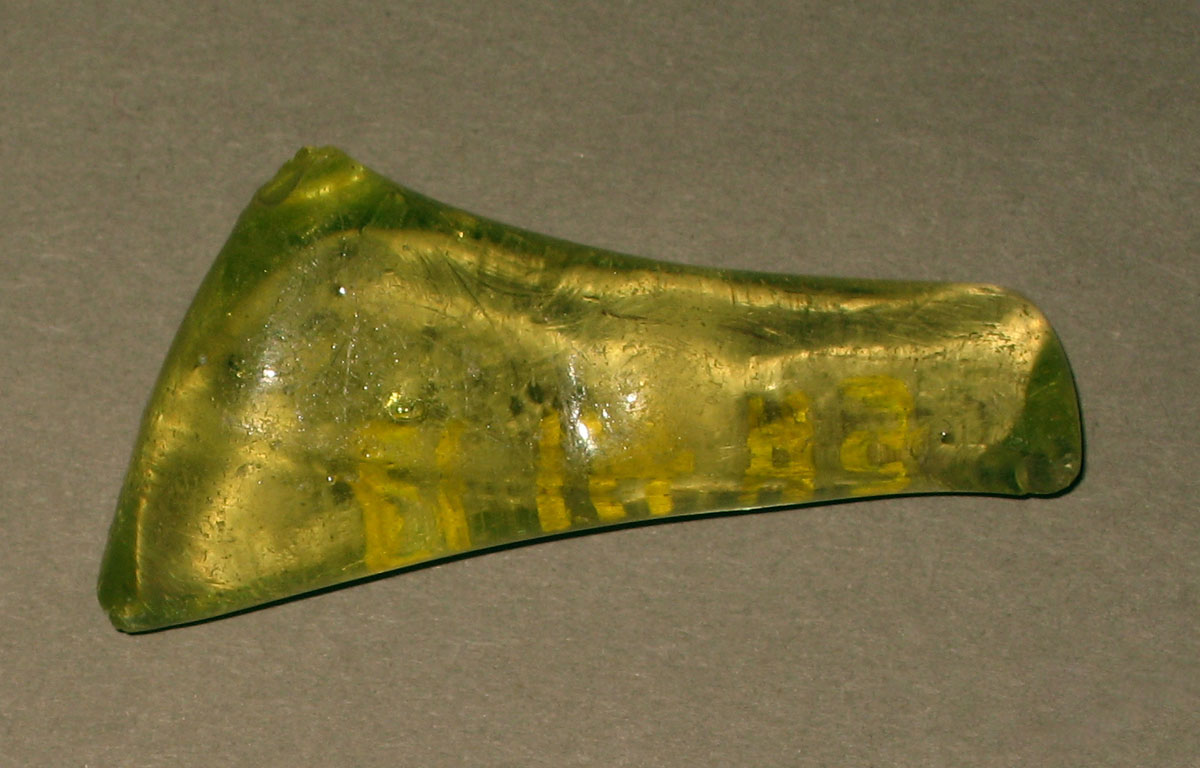 1954.0041.012 Glass fragment