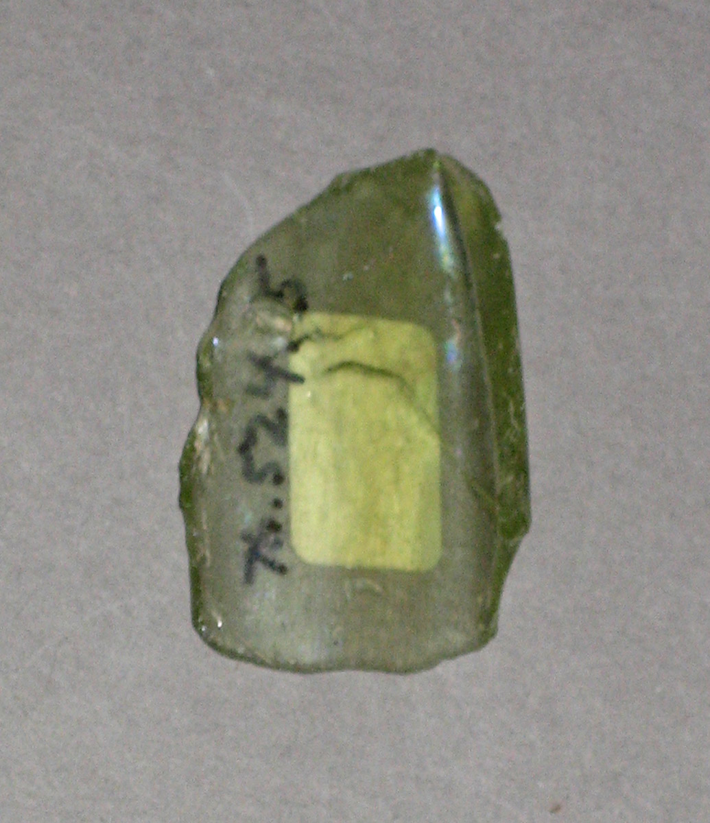 1976.0524.005 Glass fragment