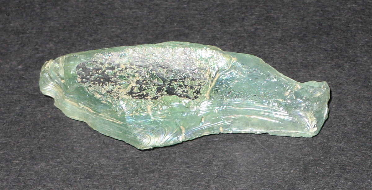 1976.0524.008 Glass fragment