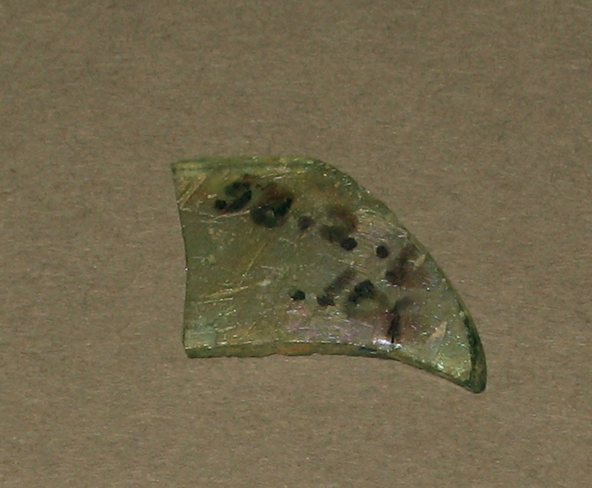 1958.0002.006.106 Glass fragment