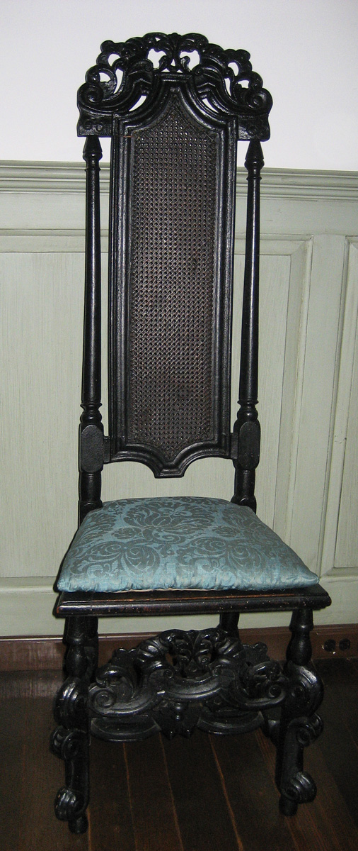 1958.0540 Side Chair with 1984.0647.002 Cushion view 1