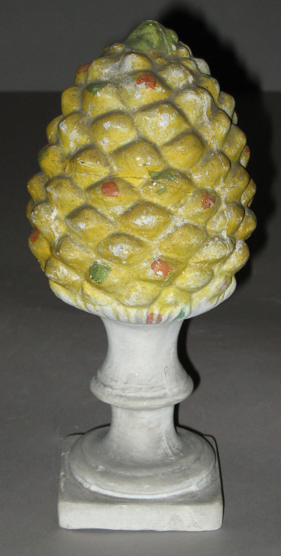1953.0167.001 Chalkware pineapple (garniture)