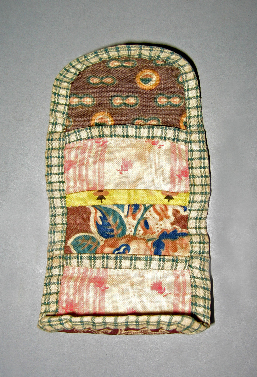 1965.2085 Sewing case view 2