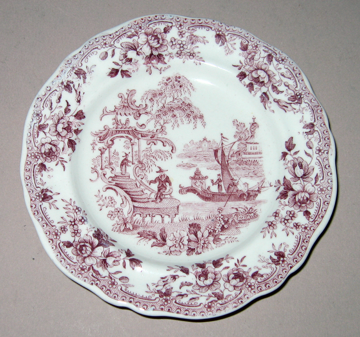 1955.0136.178 Miniature plate with chinoiserie printed scene