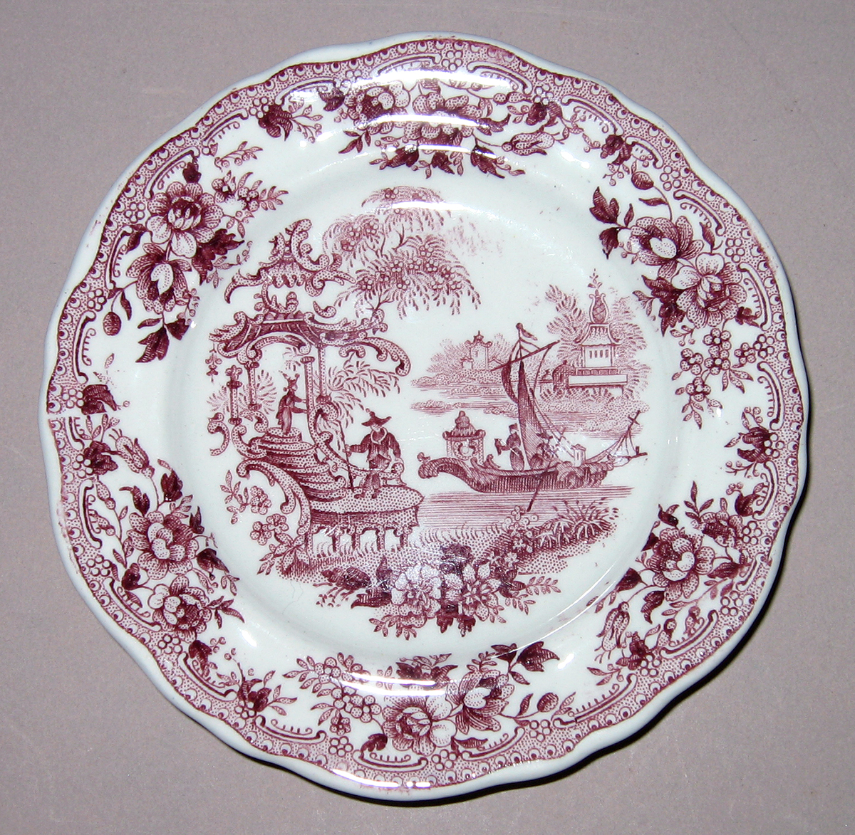 1955.0136.175 Miniature plate with chinoiserie printed scene