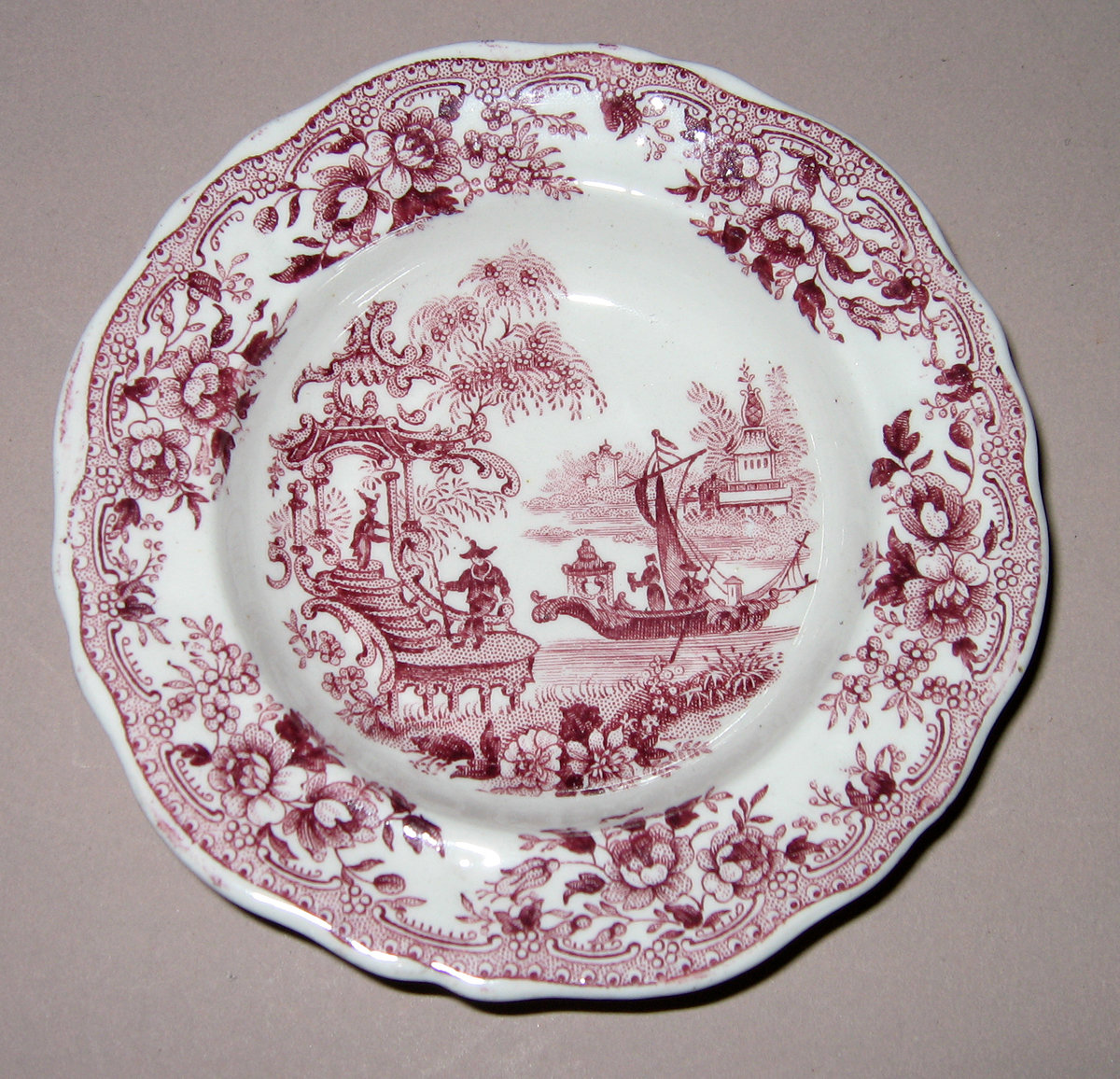 1955.0136.187 Miniature soup plate with chinoiserie printed scene