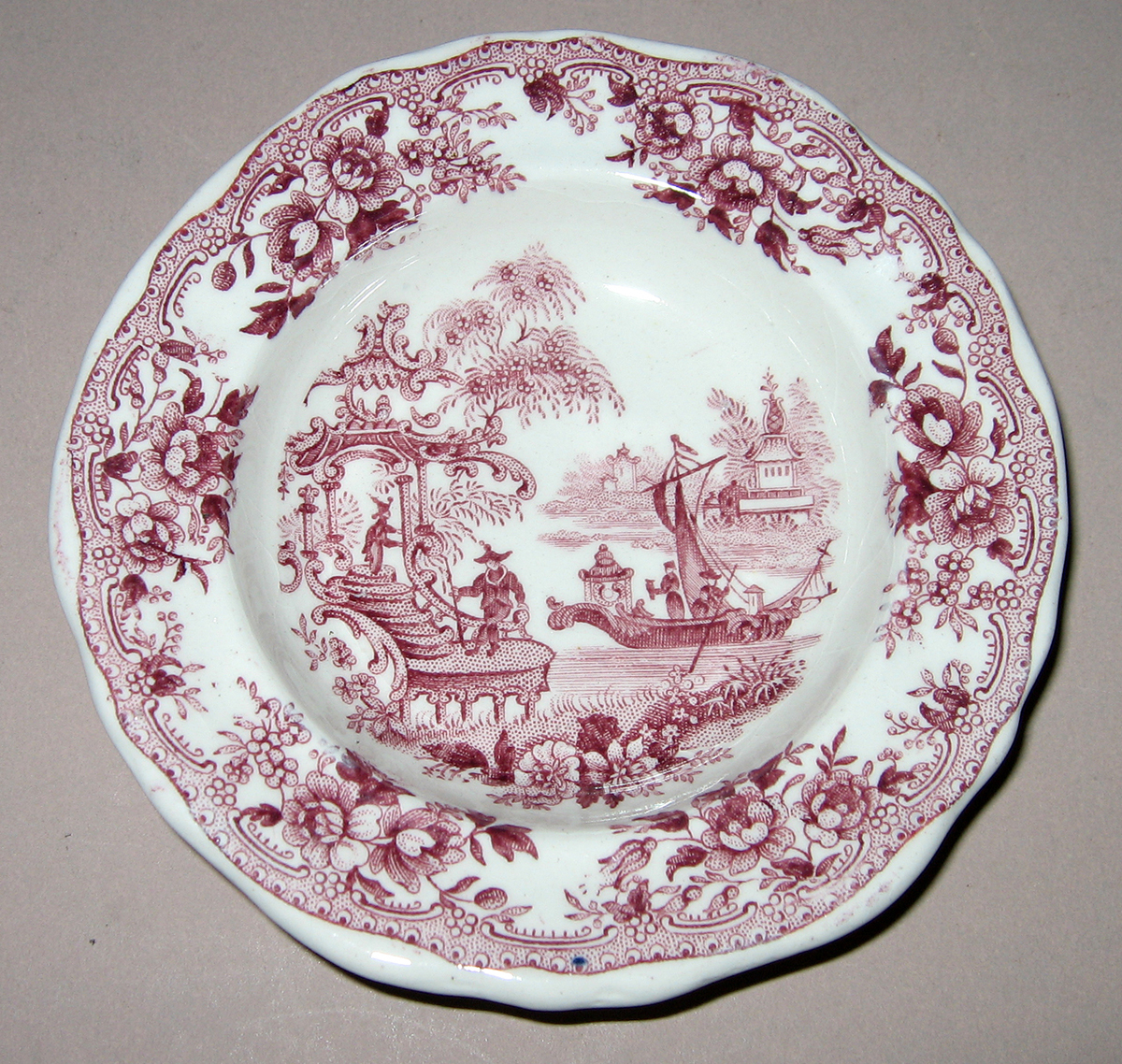 1955.0136.189 Miniature soup plate with chinoiserie printed scene