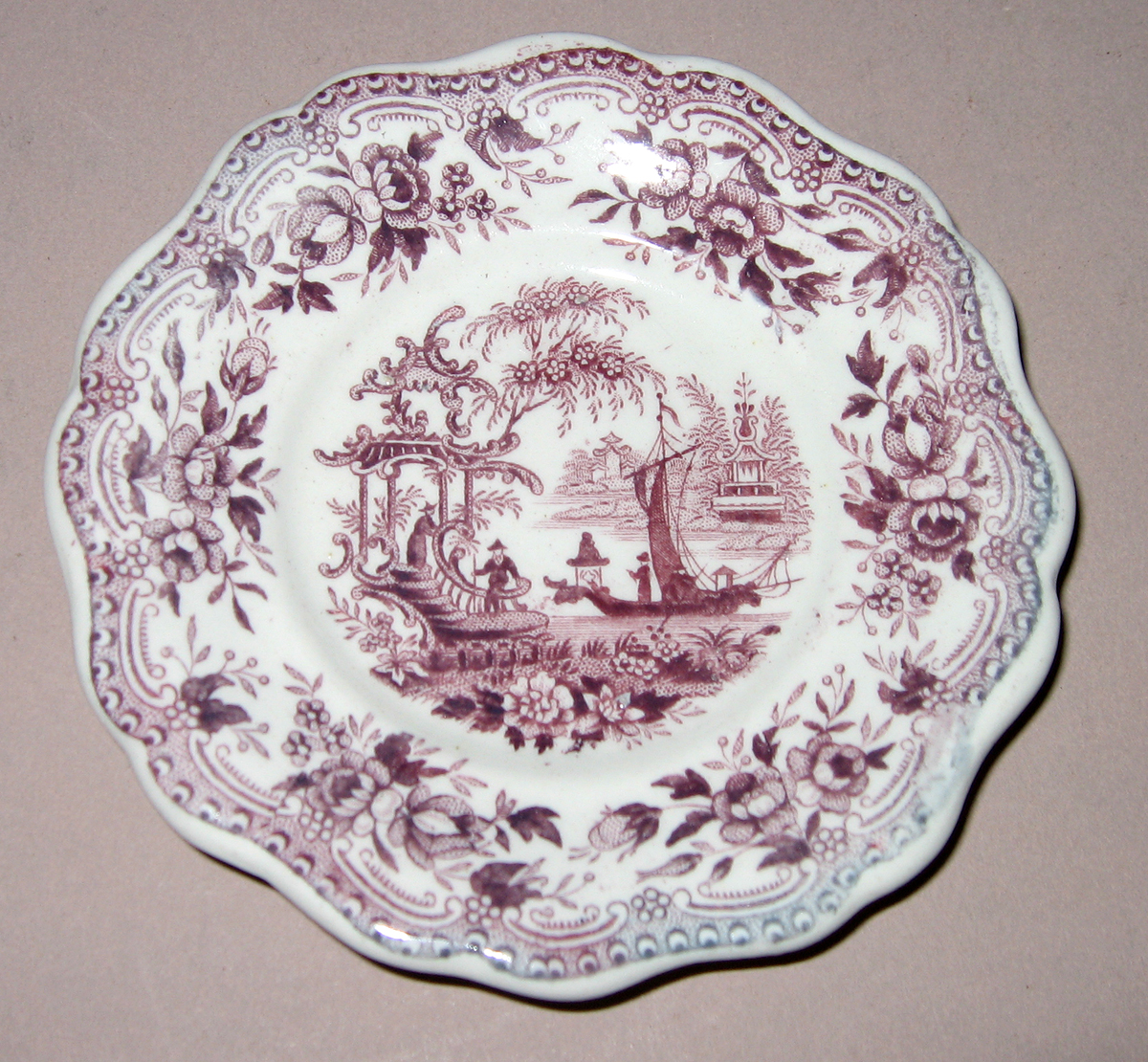 1955.0136.194 Miniature plate with chinoiserie printed scene