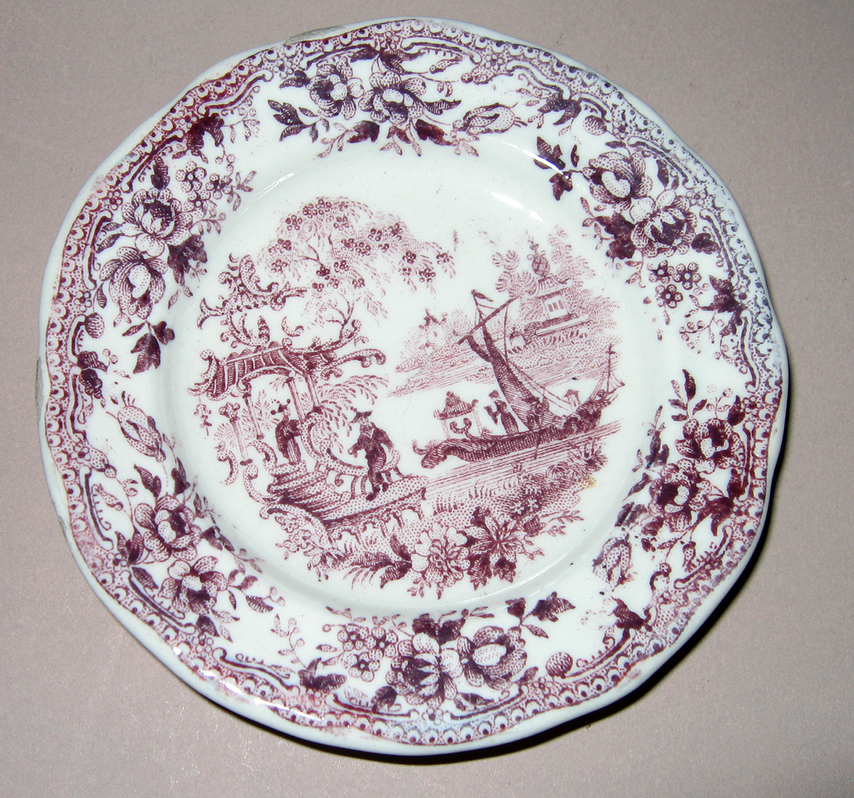 1955.0136.196 Miniature plate with chinoiserie printed scene