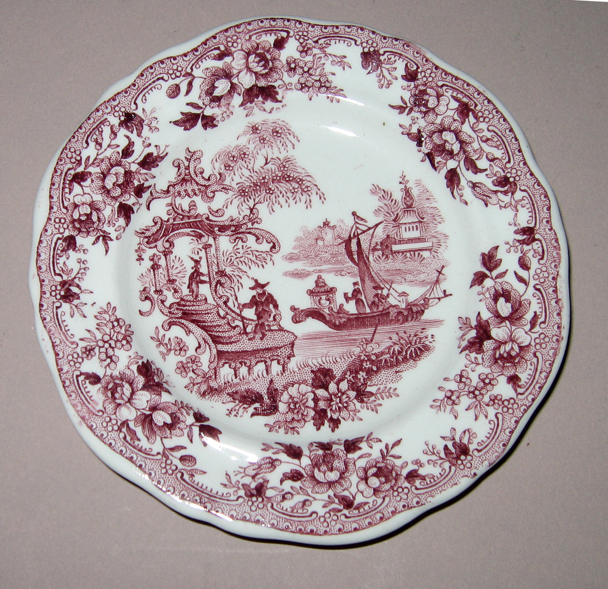 1955.0136.186 Miniature plate with chinoiserie printed scene