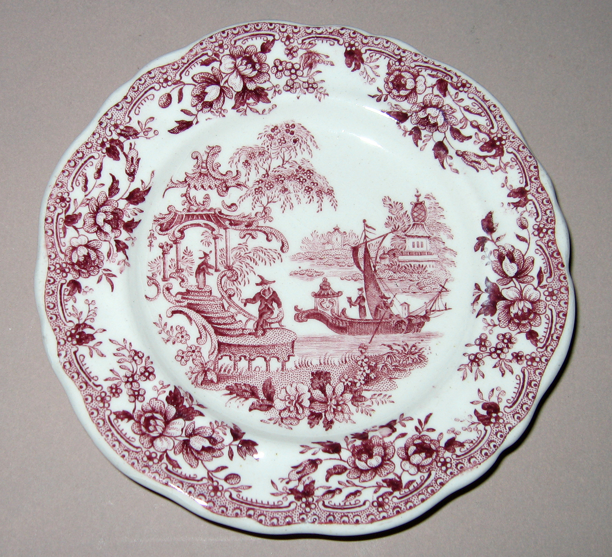 1955.0136.181 Miniature plate with chinoiserie printed scene