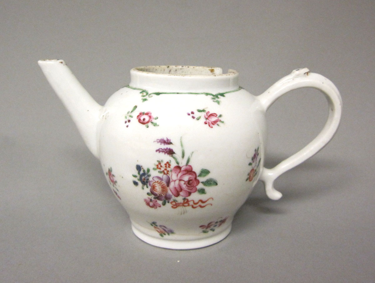 1954.0077.017 Porcelain teapot
