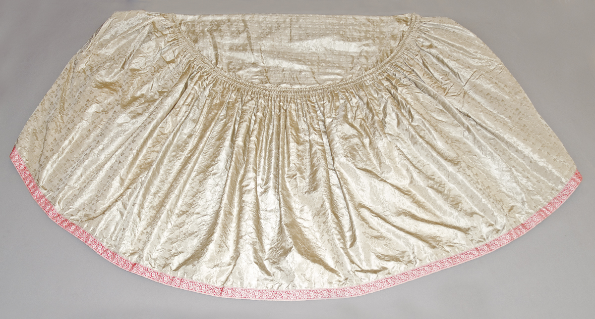 1957.1318.004 Table skirt