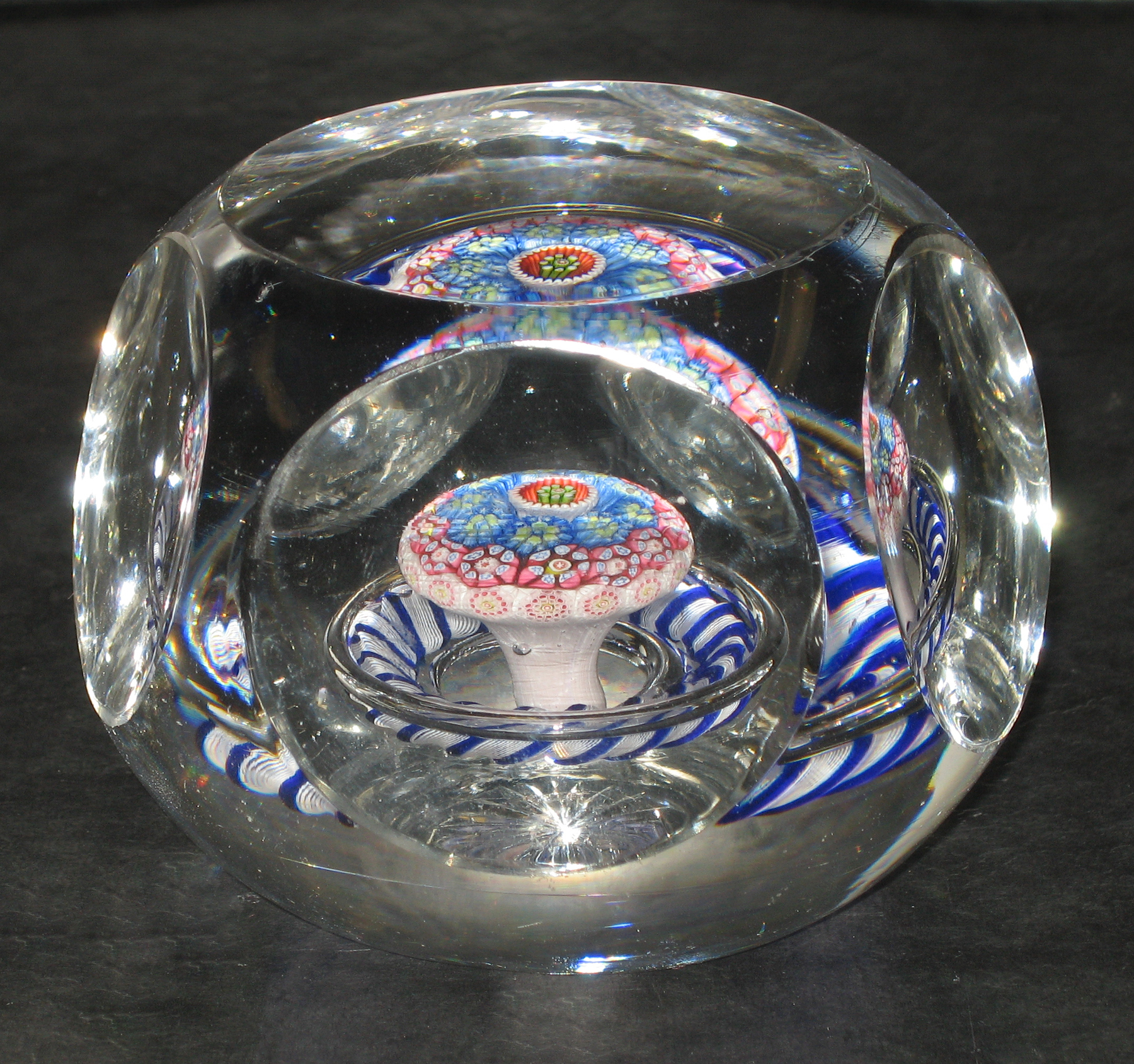 2006.0024 Glass paperweight